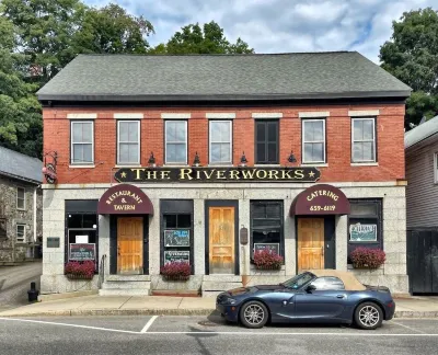Tidy 2-Bed w/ Parking!🚗Wine!🍷UNH👩🏻‍🎓 Hotels in 