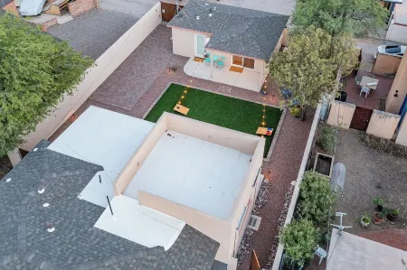 Sam Hughes Bungalows - B - Walkable to the University of Arizona, Large Backyard Отели рядом с достопримечательностью «Университет Аризона»