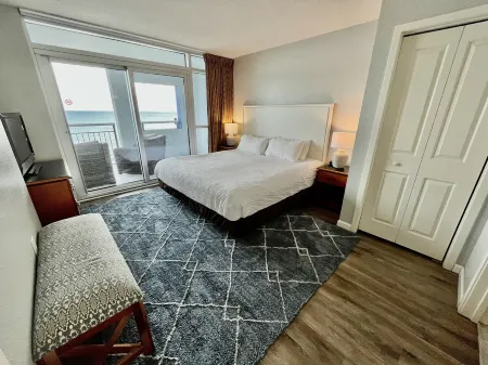 Direct Ocean View Condo on Boardwalk Steps From Beach - Indoor & Outdoor Pools Отели рядом с достопримечательностью «Myrtle Beach Convention Center»