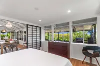 Beach Bungalow w/ Cruiser Bikes & Pickleball!