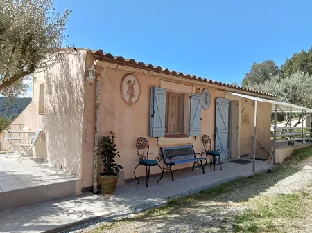 Charming brand-new studio in the countryside Отели в г. Var