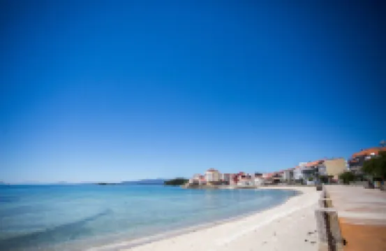 Situada en el paseo de la playa Compostela