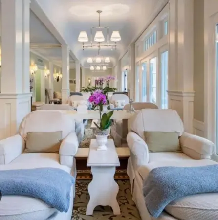 Creekside With Hot Tub, Gas Fireplace, Fishing, Minutes to Downtown and Omni Spa