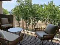 T4 Bord Canal du Midi, Piscine Hotels in Homps