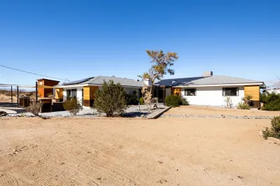 5 Acre Elegant Villa, Ebikes, Game Room, Huge Tent, and Walk to JT National Park Hotels near Rite Aid