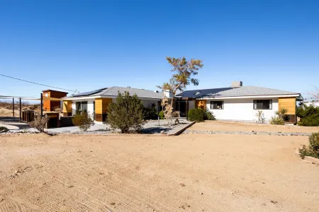 5 Acre Elegant Villa, Pool, Ebikes, Game Room, and Walk to JT National Park Отели в г. Туэнтинайн-Палмс