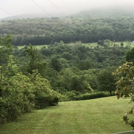 Beautiful 2nd story apartment 10 minutes from 2 state parks.