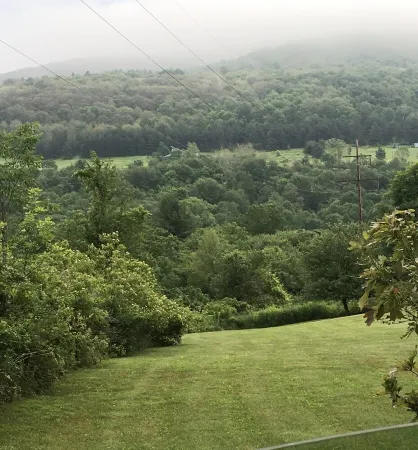 Beautiful 2nd story apartment 10 minutes from 2 state parks.