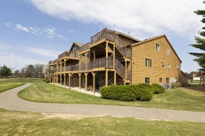 Luxury Lakeside living at Northern Bay Resort. Houses 13 with Exclusive BunkRoom 스트롱스 프레리 호텔