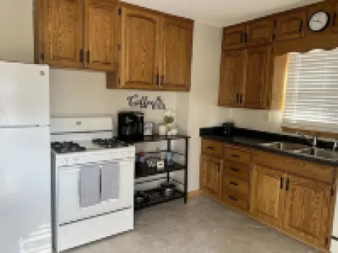 King & 2 Queen Beds, Centrally Located 15 Minutes from Anywhere in Des Moines