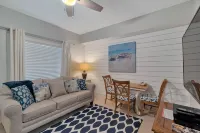 Cute/updated efficiency condo/Gulf front building/NO BALCONY OR VIEW/FREE CHAIRS