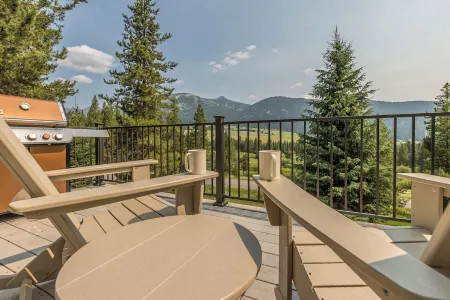 Spacious 4-bedroom house in charming Big Sky with wonderful views, WiFi and AC