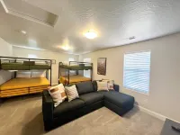 CHIC DESERT HOME CLOSE TO ZIONS!