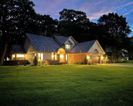 Beautiful Fully Remodeled House Located on Hazeltine National Golf Club. チャスカのホテル