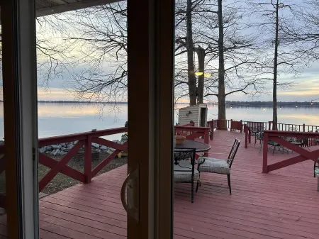 Relaxing, Lakefront & Roomy Great for fishing, duck hunting, & family gatherings