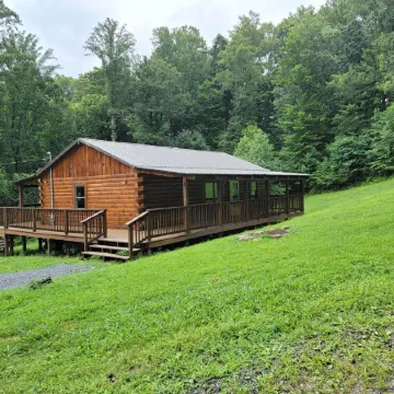 Black Bear Cabin, private and secluded!