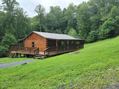 Black Bear Cabin, private and secluded! Hotels near New River Gorge