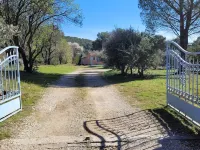 Country house at the foot of the Luberon ロリのホテル