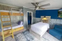 Cheerful, Lake Home with amazing backyard! Hotels in Cedar Lake