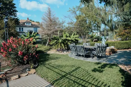 Townhome with Botanical Garden,  Pond, Pool Access, Arcade, and Theater Отели в г. Джоплин