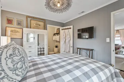 Scarlett Scales Cottage in Downtown Franklin Hotels near Franklin on Foot