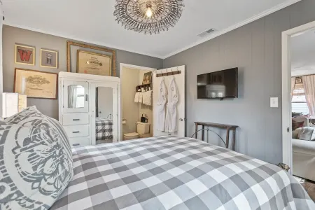 Scarlett Scales Cottage in Downtown Franklin