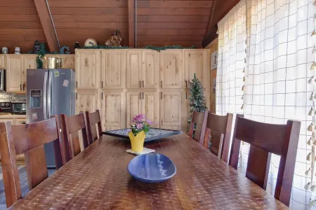 Updated Mt Rainier Cabin near White Pass and Cowlitz River - Mama Bear Chalet Отели рядом с достопримечательностью «La Wis Wis Campground»