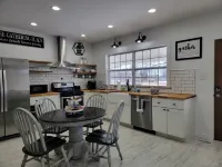 Cottage By The Park Home of The Big Things Hotels in Casey