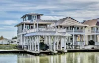 “Flounder Bay” Cheerful 4 bedroom Canal House with Boat Slip!