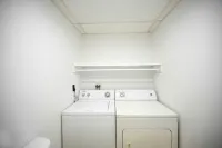 Beautiful Downtown 3 Bedroom 1 & 1/2 Bath/ High Speed Internet/ Cable / Desk
