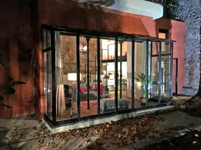 Unique!! unusual! Charming apartment with large garden 10 m from the Royal Canal 鄰近La Ressource的酒店