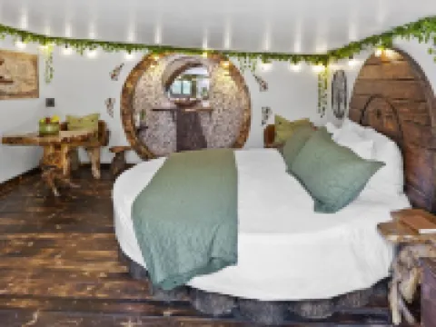 Hobbit House - Couples Hideaway Hotels in Fairview