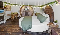 Hobbit House - Couples Hideaway