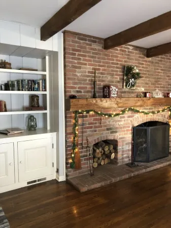 Recently remodeled Colonial-style home with room for the whole family! Отели рядом с достопримечательностью «Two Sisters Books & More»