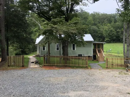 The Dock Barnard Farm-historic 1890 charm seamlessly blended with modern comfort Отели рядом с достопримечательностью «Bartram Trail: Wallace Branch to William's Pulpit»