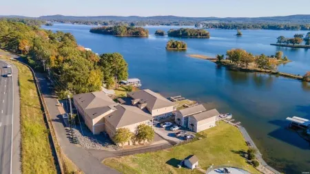 2/2 Condo on Lake Hamilton - Great Location! 10% discount on 7 night rental