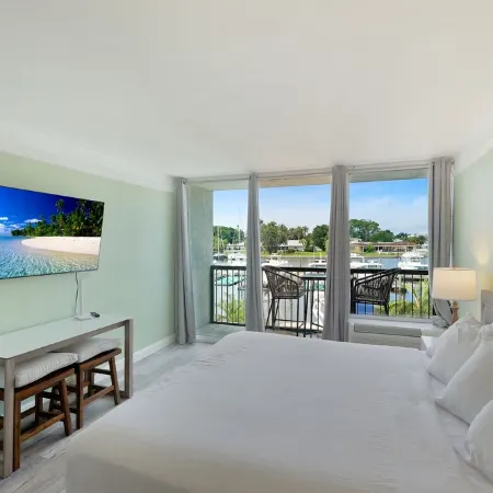 RAMADA SARASOTA CONDO HOTEL#407 Waterfront Balcony, King Bed, Pool, Kitchenette