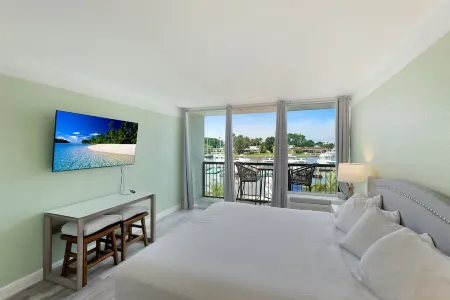 RAMADA SARASOTA CONDO HOTEL#407 Waterfront Balcony, King Bed,  Pool, Kitchenette