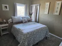 Cozy family friendly home nestled in the bluffs just steps from the Mississippi! Hotel di Mendon