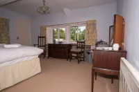 Beautifully appointed cottage in extensive grounds