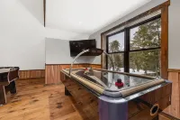 River bank lodge just minutes to Lake George with heated salt water pool