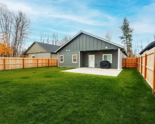 Spacious game house minutes to downtown Sandpoint and Schweitzer Mountain Hotels in Ponderay