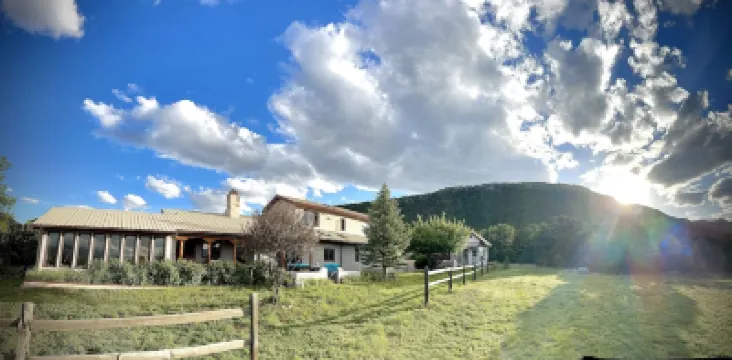 Private 5 BDR Pet Friendly Mountain Villa w/ Jacuzzi minutes from Santa Fe โรงแรมใน