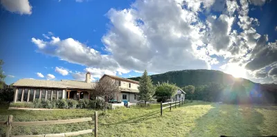 Private 5 BDR Pet Friendly Mountain Villa w/ Jacuzzi minutes from Santa Fe