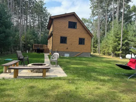 Newly build private Home 3 min  Castle Rock Lake, 30 min to Dells, Free Firewood