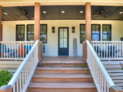 Carlton Landing. Large lakeview family home. Close to pool, pickleball & tennis!