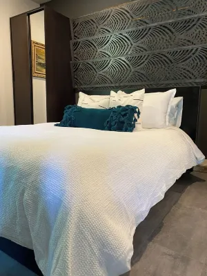 East Park Studio | Downtown Style Stansbury Home附近的飯店