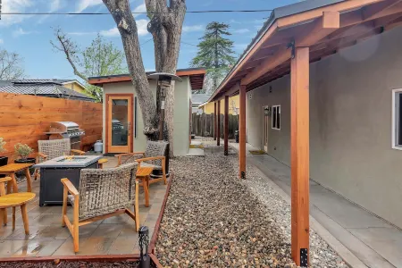 MARVELOUS MIDCENTURY-Hot Tub & 5 Blocks to Town Center Отели рядом с достопримечательностью «PARK STREET GALLERY»