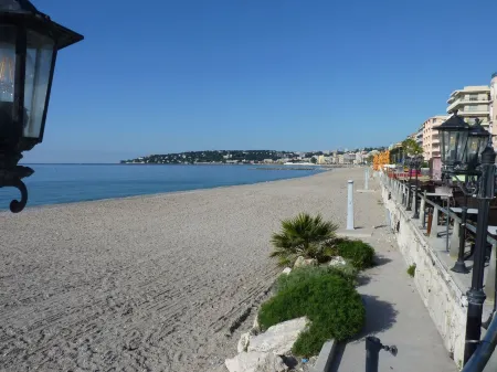 Studio sea view, wifi, spacious + balcony, near beach and shops Отели рядом с достопримечательностью «Port de Menton Garavan»