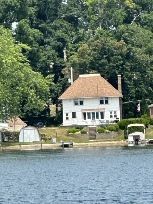 Beautiful lakehouse directly on all sports lake. Stunning views!!58ft frontage. Hotel dekat Blissfield Model Railroad Club